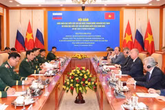 The talks between Minister of National Defence Gen. Phan Van Giang and Nikolai Patrushev, Aide to the President of Russia and Chairman of the Maritime Board, in Hanoi on September 15 (Photo: VNA)