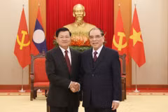 General Secretary of the Lao People’s Revolutionary Party (LPRP) and President of Laos Thongloun Sisoulith and Nong Duc Manh (R), former General Secretary of the Central Committee of the Communist Party of Vietnam. (Photo: baochinhphu.vn)