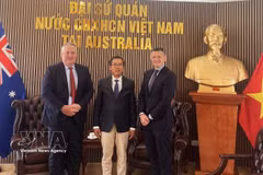 Vietnamese Ambassador to Australia Pham Hung Tam (centre) meets with Chairman of SunRice Group John Bradford (L) and its Communications Director Anthony McFarlane on May 27. (Photo: VNA)