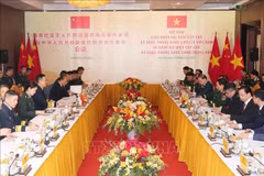 Vietnamese Minister of National Defence Phan Van Giang holds talks with his Chinese counterpart Senior Lieutenant General Dong Jun in the northern border province of Lang Son on April 17. (Photo: VNA)