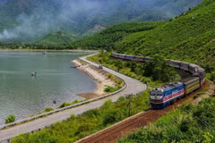 The Hue-Da Nang heritage train passes through Lap An Lagoon. (Photo: Vietnam Railways Corporation)