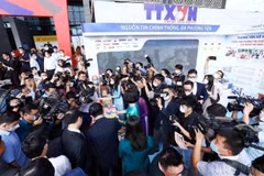 At the pavilion of the Vietnam News Agency during the 2025 National Press Festival. (Photo: VNA)