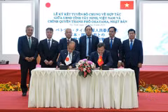 Chairman of the Tay Ninh provincial People's Committee Le Van Han and Mayor of Okayama city Masao Omori sign a joint declaration on cooperation between the two localities. (Photo: VNA)