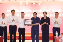 Politburo member Phan Dinh Trac hands over assistance from Party, State and Vietnam Fatherland Front leaders to people of the central province of Nghe An (Photo: VNA)