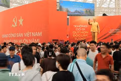 The exhibition space "95 years of the Party Flag lighting the way" attracts a large number of visitors. (Photo: VNA)