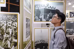 A young visitor at the exhibition. (Photo: VNA)