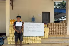 Lao authorities detain a suspect and seize 4,405 packages containing a total of 8.81 million methamphetamine tablets, weighing about 881 kilogrammes. (Photo published by VNA)