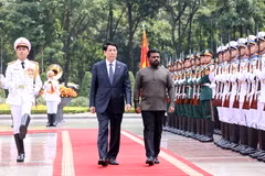State President Luong Cuong (L) and Sri Lankan President Anura Kumara Dissanayaka review the guard of honour of the Vietnam People’s Army at the ceremony on May 5. (Photo: VNA)