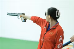 Shooter Trinh Thu Vinh competes in the final of the 10m air pistol mixed team event on December 15 (Photo: VNA)