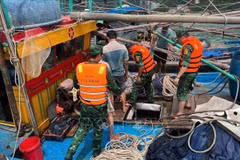 Thanh Lan border guards rescue 4 fishermen in distress at sea. (Photo: VNA)