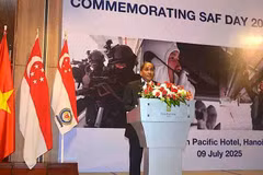Singaporean Ambassador to Vietnam Jaya Ratnam speaks at the reception. (Photo: qdnd.vn)