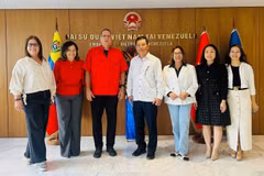 The PSUV leaders, Ambassador Vu Trung My (centre) and representatives from the Vietnamese Embassy in Venezuela in a group photo (Photo published by VNA)