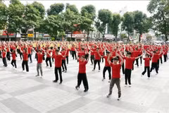 A mass performance by 500 students in Ho Chi MInh City under the fifth leg of the journey (Photo: VNA)