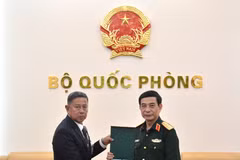 Deputy Prime Minister and Minister of National Defence Gen. Phan Van Giang (R) and Lieut. Gen. Adul Boonthumjaroen, Thai Minister of Defence (Photo: qdnd.vn)