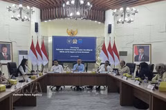 Indonesian officials introduce the national Carbon Unit Registry System (SRUK) at a press conference in Jakarta on July 30. (Photo: VNA)