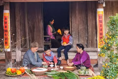 Family members gather to make banh chung – an indispensable part of the Lunar New Year (Tet) celebration. (Photo: VNA)