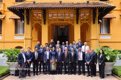 Minister of Foreign Affairs Le Hoai Trung and Vietnam’s honorary consuls abroad at the meeting (Photo: VNA)