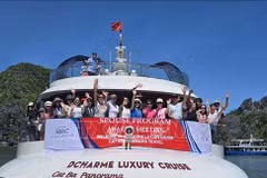 The guests pose for a group photo as part of their trip around Lan Ha Bay in Hai Phong on July 17. (Photo: VNA)