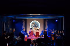 Visitors enjoy "ca tru" at CADAO Collective (Photo: VNA)