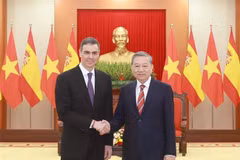 Party General Secretary To Lam (R) and Spanish Prime Minister Pedro Sánchez at their meeting in Hanoi on April 9. (Photo: VNA)
