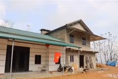 A newly constructed house, built with government support under the national programme to eliminate makeshift housing, in Nam Tra hamlet, Gia Phu commune, Bao Thang district, Lao Cai province. (Photo: VNA)