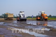 Work is underway at the Cao Lanh-An Phu expressway project in the southern province of Dong Thap. (Photo: VNA)