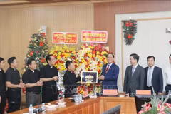 National Assembly Vice Chairman Tran Quang Phuong presents a gift to the bishop’s office of the Can Tho Diocese during his pre-Christmas visit on December 17 (Photo: VNA)