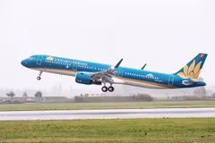 An aircraft of Vietnam Airlines takes off from Noi Bai Airport. (Photo courtesy of the airline)