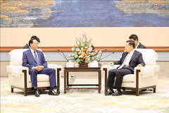 National Assembly Vice Chairman Tran Quang Phuong (L) and Wang Xiaohui, Secretary of the Communist Party of China Sichuan Provincial Committee at their meeting on August 22 (Photo: VNA)