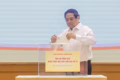 Prime Minister Pham Minh Chinh donates at least one day’s salary to help residents in areas devastated by recent storms and floods, at a fundraising ceremony in Hanoi on October 3, 2025. (Photo: VNA)
