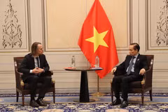 Foreign Minister Le Hoai Trung (R) meets with Benjamin Pestieau, Deputy General Secretary of the Workers’ Party of Belgium (PTB) in Brussels on October 24. (Photo: VNA)