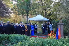 General Secretary of the Communist Party of Vietnam Central Committee and President To Lam, his spouse, and the high-ranking Vietnamese delegation, lay a wreath at the Ho Chi Minh Monument in Montreau Park in Montreuil. (Photo published by VNA)