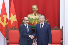 Party General Secretary To Lam (R) shakes hands with Indian Ambassador to Vietnam Sandeep Arya at their meeting in Hanoi on August 6, 2025. (Photo: VNA)