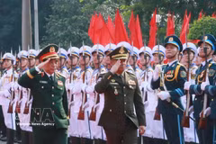 Vietnamese Deputy Prime Minister and Minister of National Defence Gen. Phan Van Giang (left) and his Cambodian counterpart General Tea Seiha review the Honour Guard of the Vietnam People's Army (Photo: VNA)