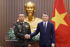 Prime Minister Le Minh Hung (R) and Cambodian Deputy Prime Minister and Minister of National Defence Gen. Tea Seiha. (Photo: VNA)