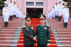 Deputy Prime Minister and Minister of National Defence General Phan Van Giang (R) and his Lao counterpart General Khamliang Outhakaysone in Hanoi on October 13. (Photo: VNA)