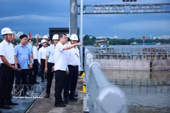 Prime Minister Le Minh Hung inspects the tide flood-control project in Xom Chieu ward, Ho Chi Minh City (Photo: VNA)