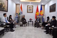 Vietnamese Ambassador to India Trinh Minh Manh (third, right) meets with representatives of the Vietnamese community in India. (Photo: VNA)