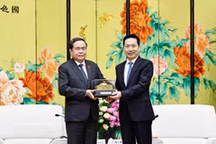 NA President Tran Thanh Man (L) presents gift to Zhao Yide, Secretary of the Party Committee of Shaanxi province (Photo: VNA)
