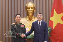Prime Minister Le Minh Hung (right) and Lao Deputy Prime Minister and Minister of National Defence General Khamlieng Outhakaisone at their meeting on October 13 (Photo: VNA)