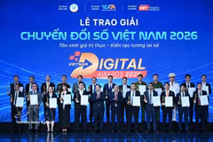 Representatives of organisations and individuals receive the 2026 Vietnam Digital Awards (Photo: VNA)