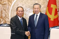 General Secretary of the Communist Party of Vietnam (CPV) Central Committee and President To Lam (R) receives Vilay Lakhamphong, Politburo Member and Standing Member of the Secretariat of the Lao People’s Revolutionary Party (LPRP) Central Committee in Hanoi on October 15. (Photo: VNA)