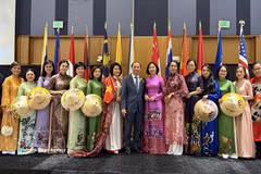 Vietnamese Ambassador to the US Nguyen Quoc Dung and his spouse pose for a photo with delegates at the event (Photo: VNA)
