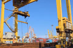 Loading and unloading steel products at Hoang Dieu–Chua Ve Port, Hai Phong city (Photo: VNA)