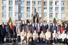 Delegates lay flowers at the square and monument dedicated to President Ho Chi Minh in Saint Petersburg. (Photo: VNA)