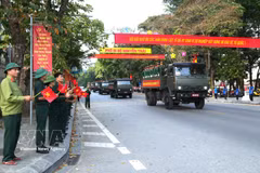Veterans and local residents gather to pay their respects as a convoy carrying the remains of 93 fallen soldiers passes through March 26 Square in Ha Giang 1 ward, Tuyen Quang province (Photo: VNA)