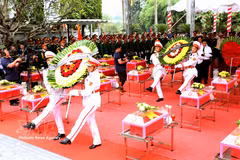 A memorial service and burial ceremony for the remains of 93 martyrs who fell in the fight to defend the northern border, held at Vi Xuyen National Martyrs’ Cemetery in Tuyen Quang province on October 15 (Photo: VNA)