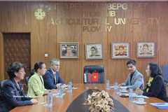 At a working session with Rector of the Agricultural University Plovdiv Prof. Boryana Ivanova (Photo: VNA)