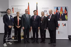 Le Quoc Phong, Member of the Party Central Committee and Standing Deputy Secretary of the Ho Chi Minh City Party Committee (third, from right) and Bodo Ramelow, Vice President of the German Bundestag (third, from left). (Photo: VNA) 