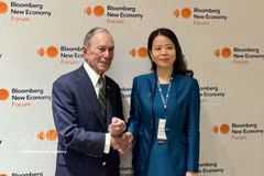 Deputy Minister of Foreign Affairs Nguyen Minh Hang (right) meets with Michael Bloomberg, founder of Bloomberg within the framework of 8th Bloomberg New Economy Forum (Photo: VNA)